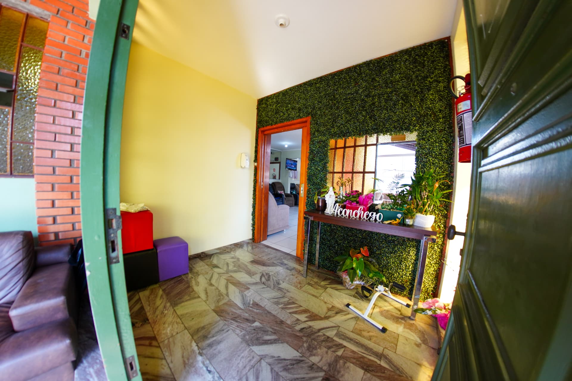 Entrada acolhedora de uma das unidades da Aconchego Residencial Sênior