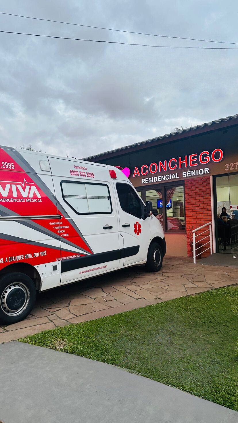 Ambulância de atendimento em frente à Aconchego Residencial Sênior