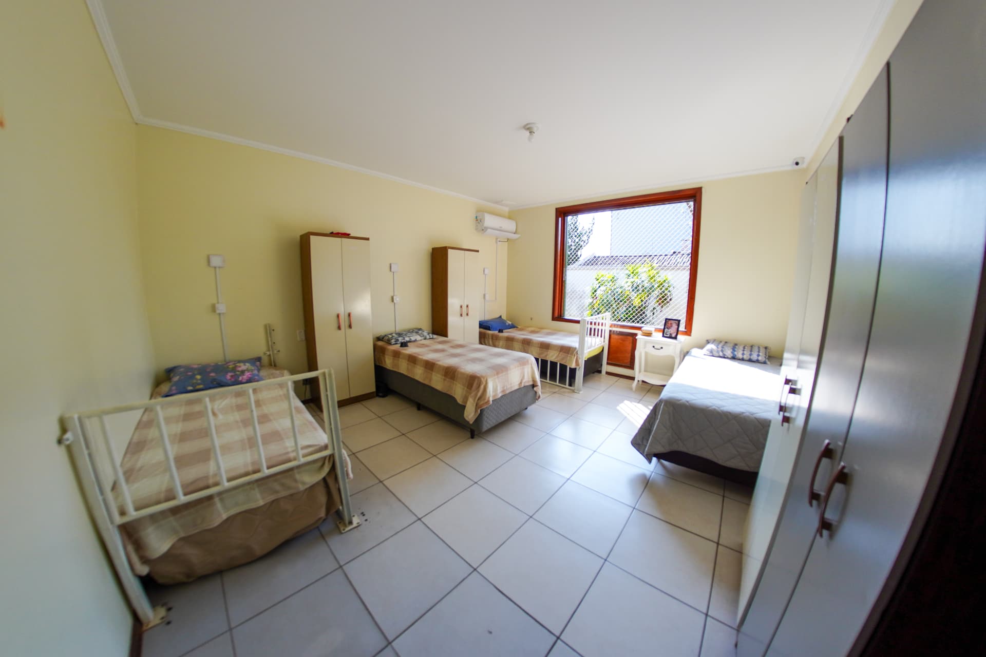 Quarto amplo, climatizado e iluminado da Aconchego Residencial Sênior