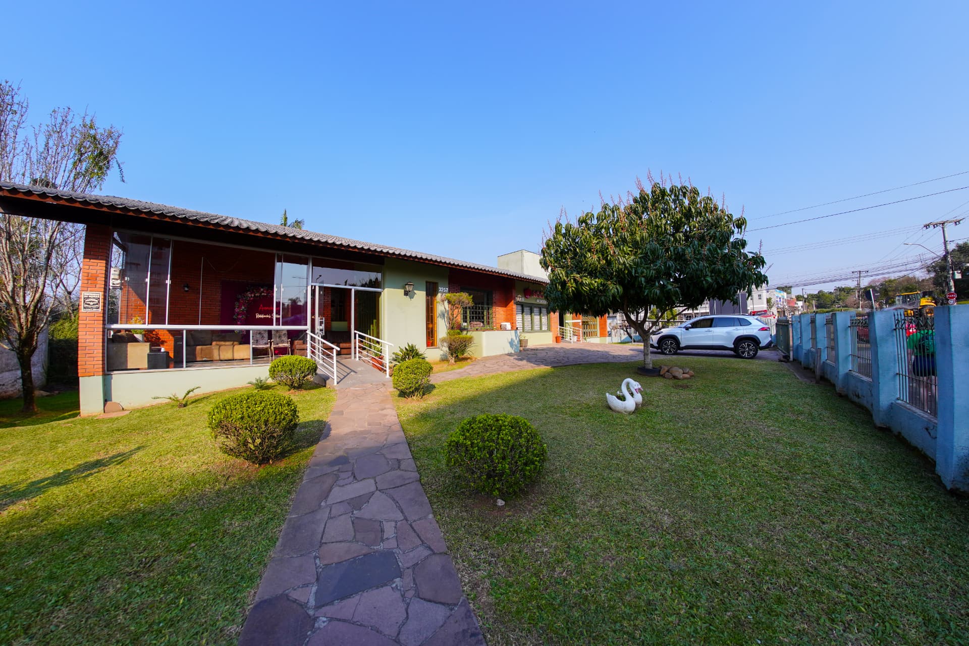Fachada e jardim da unidade da Aconchego Geriatria em Estância Velha/RS