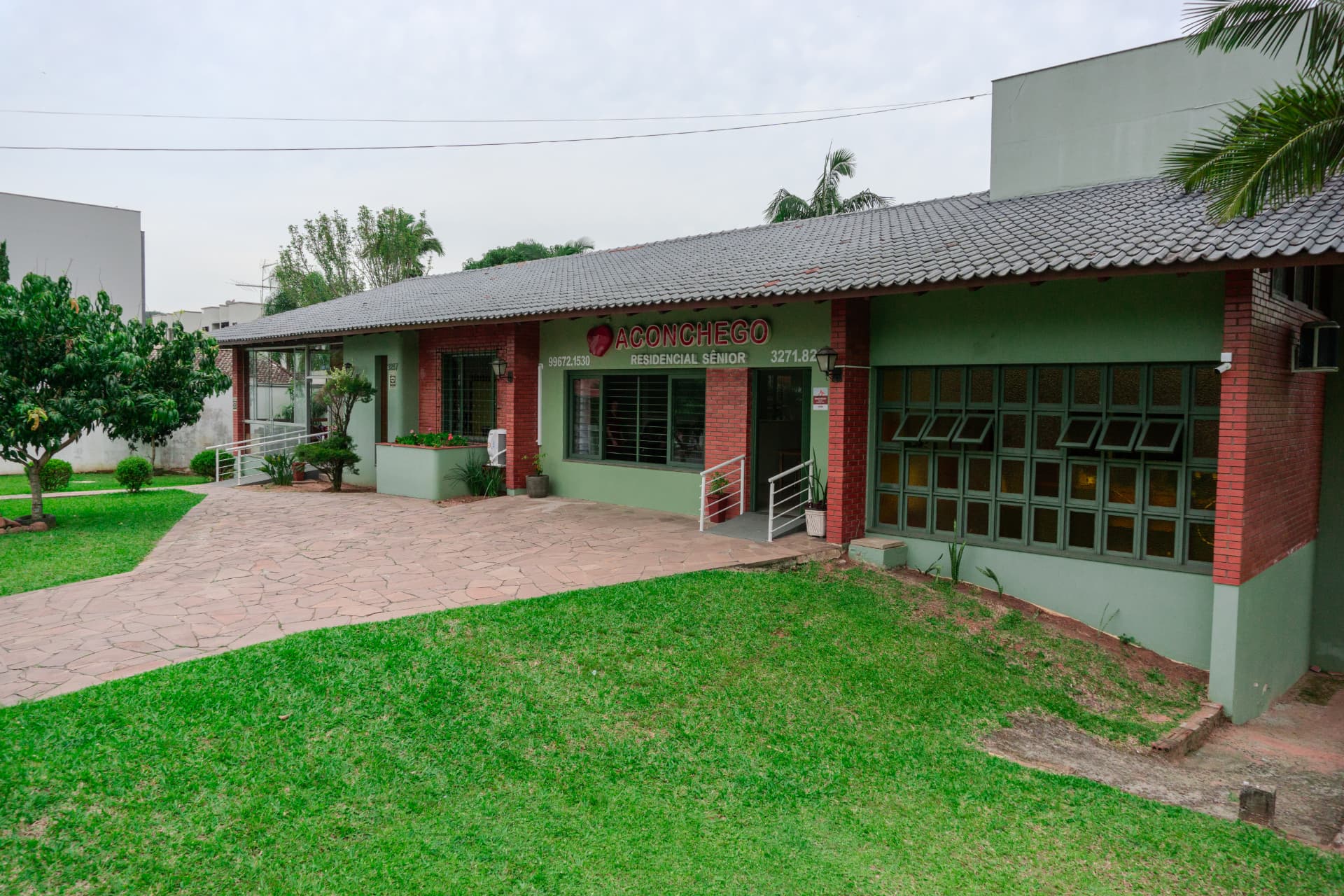 Fachada da Aconchego Residencial Sênior com jardim e acessibilidade
