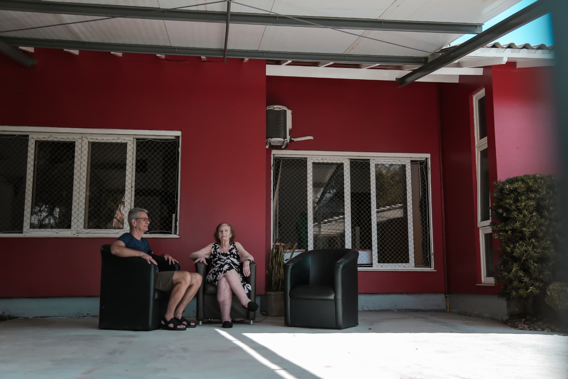 Área externa coberta com poltronas para descanso ao ar livre